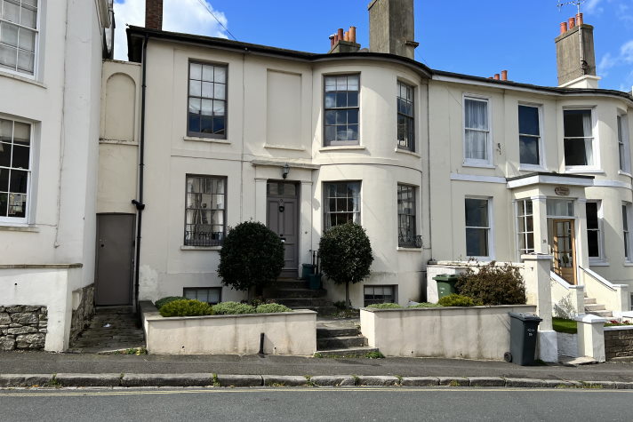 2 Bedroom Basement Flat ST9A, Ryde